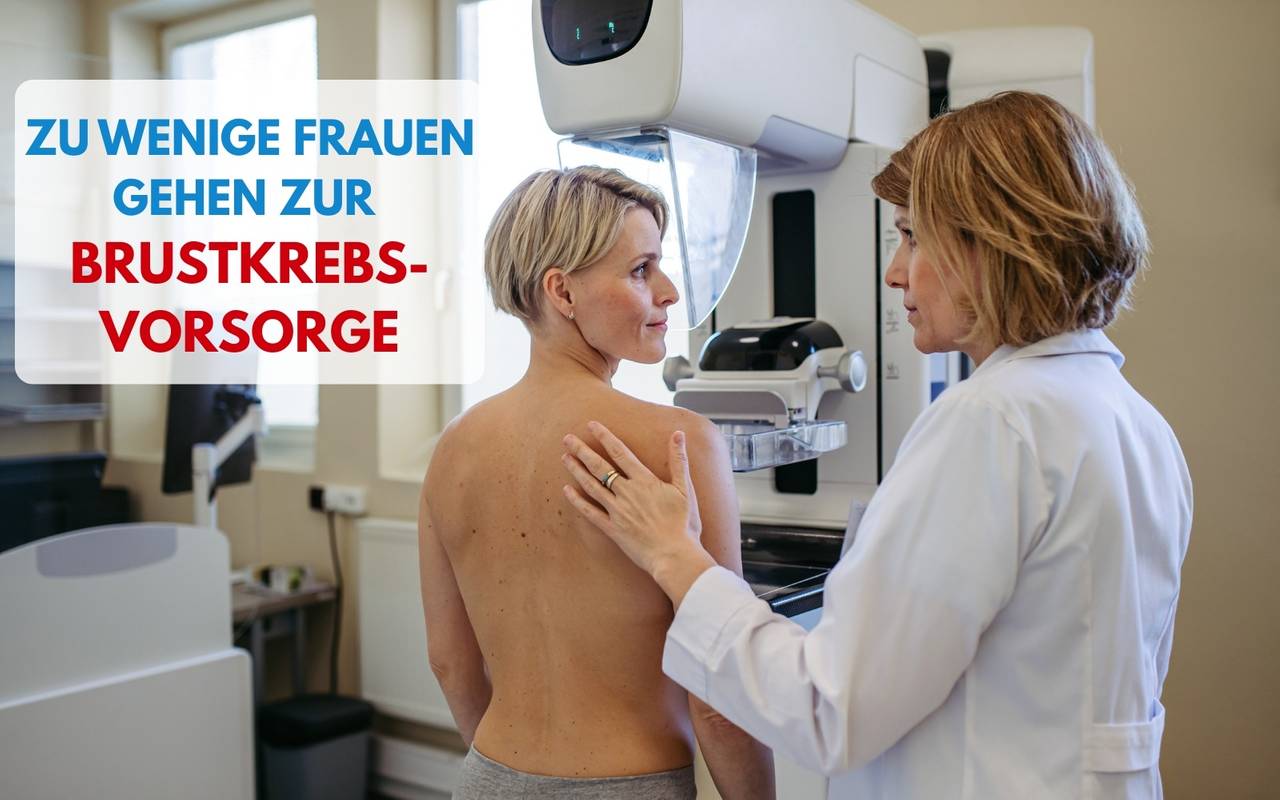 Eine Ärztin und eine Frau stehen nebeneinander. Die Frau steht vor einer Maschine zur Brustkrebsvorsorge.