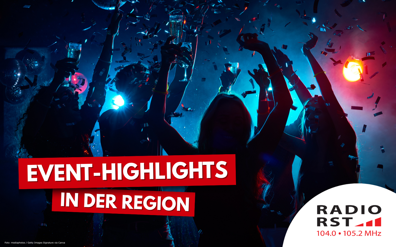 Feiernde Menschen im Dunkeln.