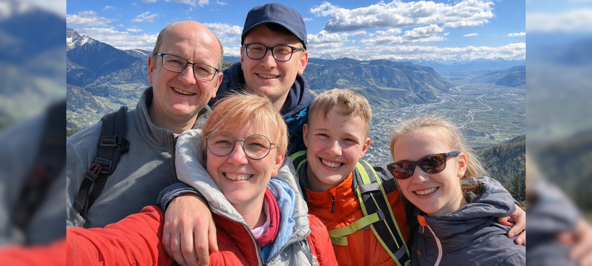 Die Familie von Elke macht ein Selfie in den Bergen.