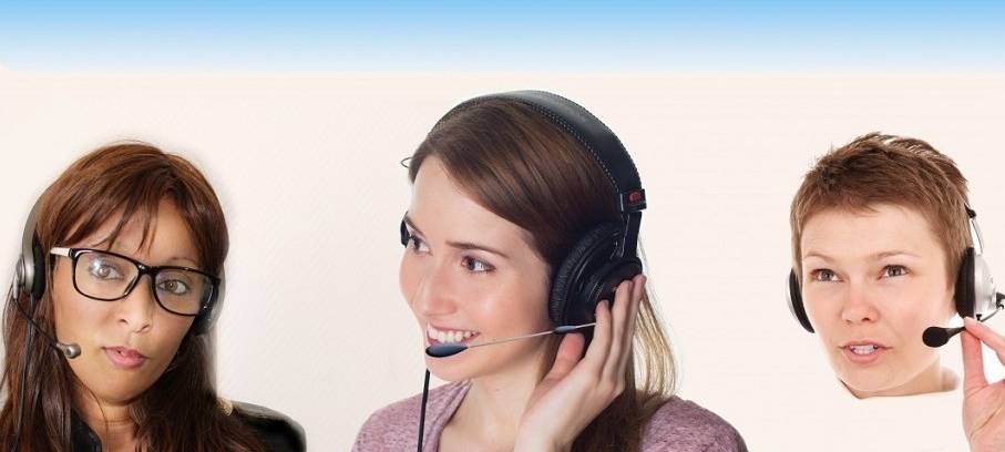 Frauen mit Headsets, offenbar im Telefonat