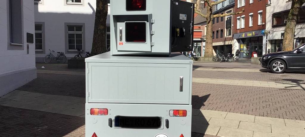 Mobiler Blitzer Elsa in Brand gesetzt
