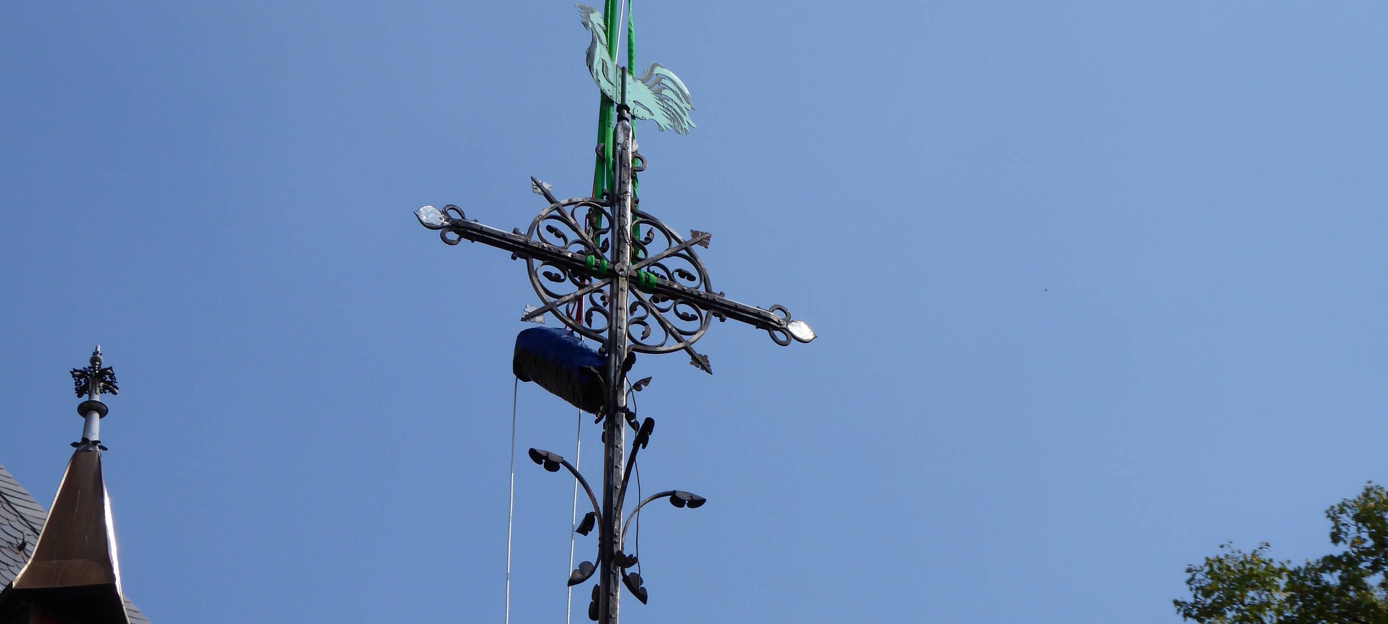 Kreuz an Seil