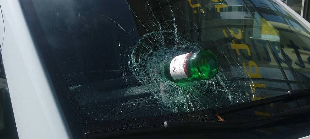 Mann verletzt Polizisten und beschädigt Streifenwagen