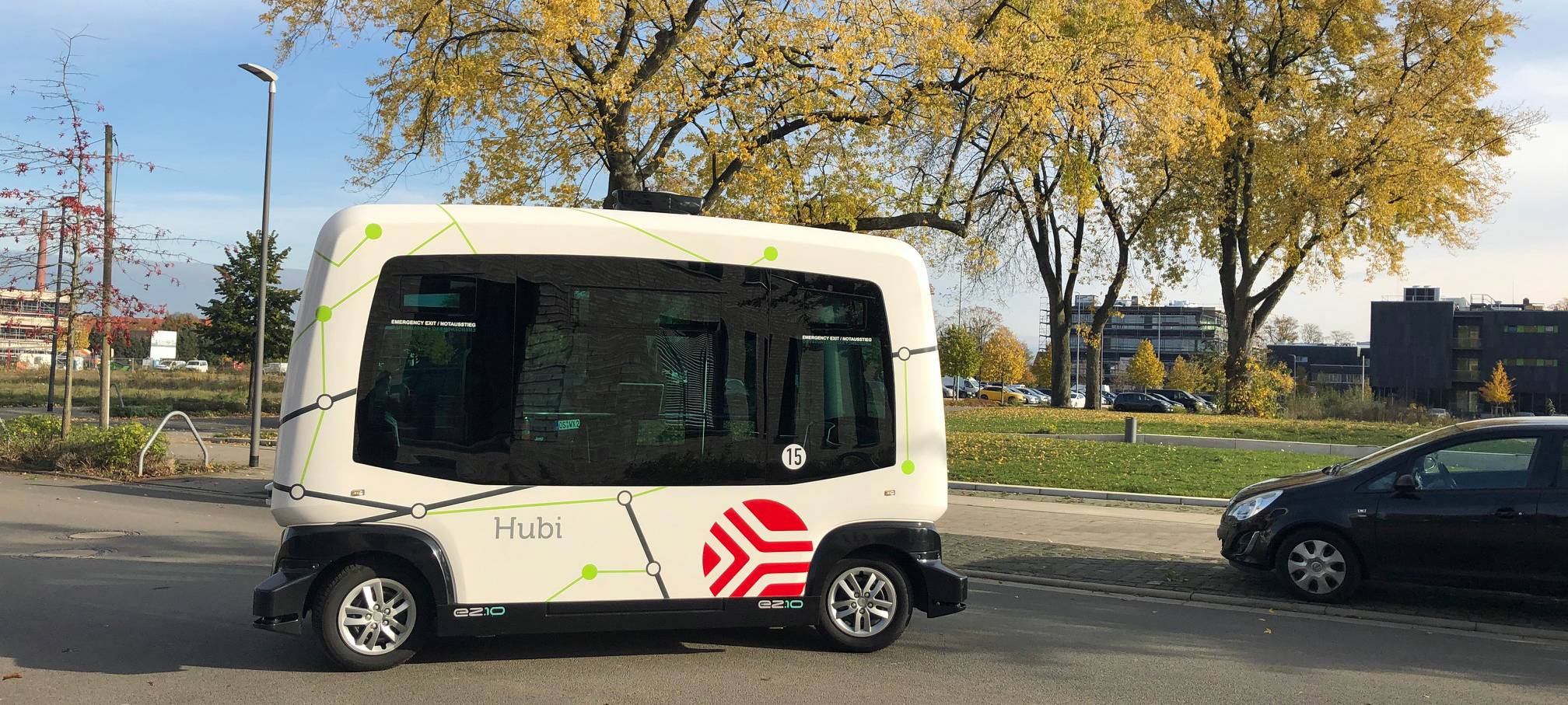 Autonomer Bus fährt im Straßenverkehr