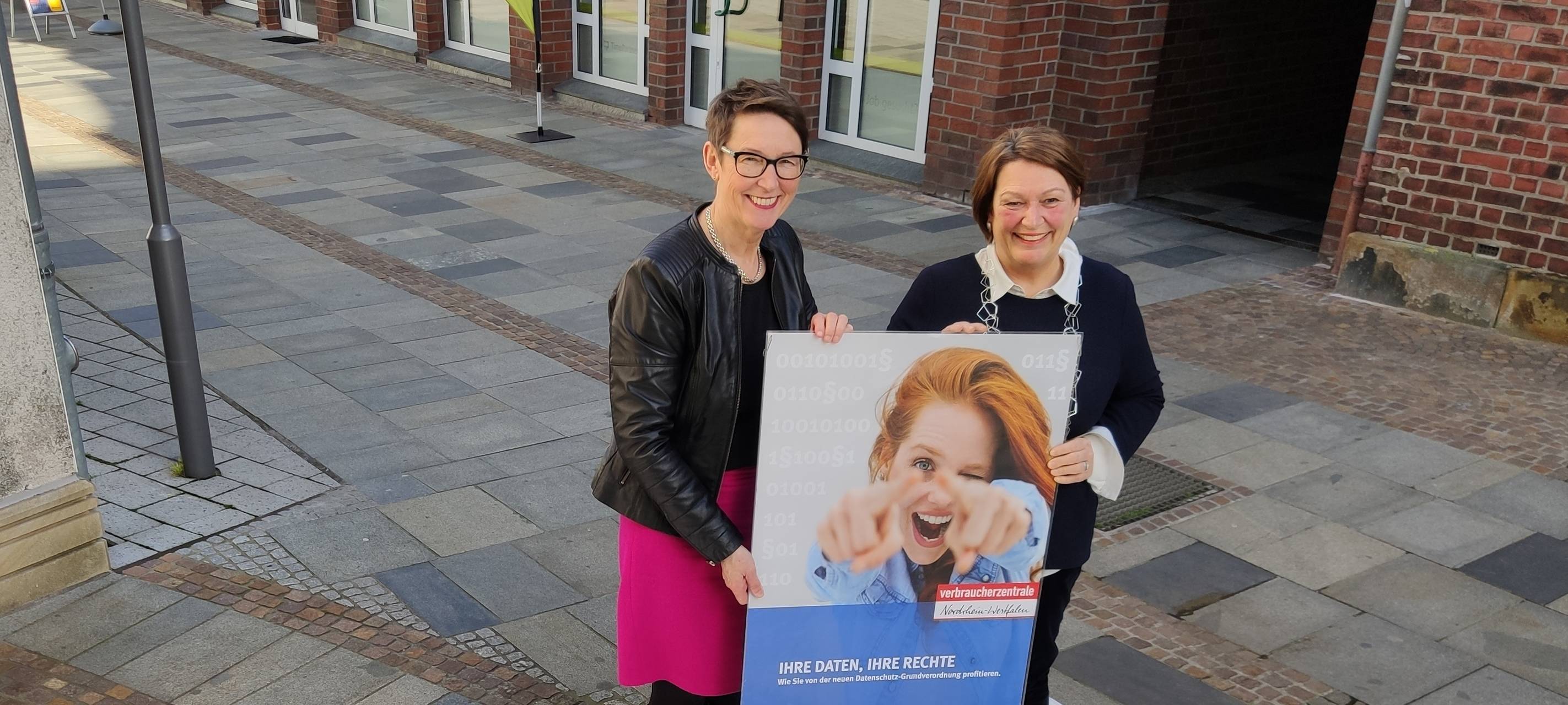 Margret Esters-Gardeweg und Astrid Niehaus-Busch von der Verbraucherzentrale Rheine