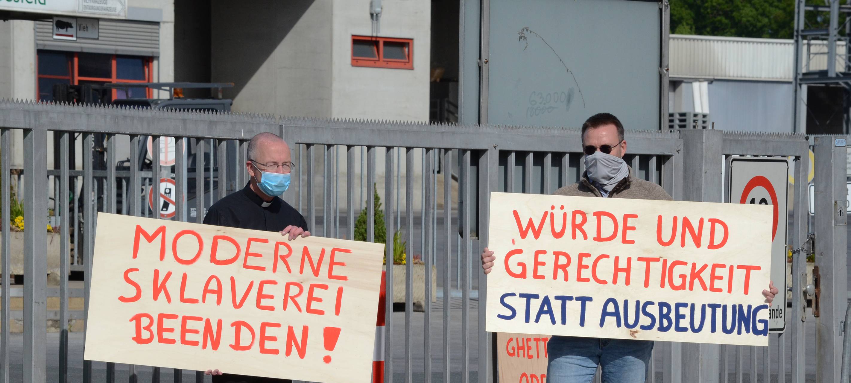 Pfarrer aus Lengerich protestiert vor Großschlachterei im Kreis Coesfeld
