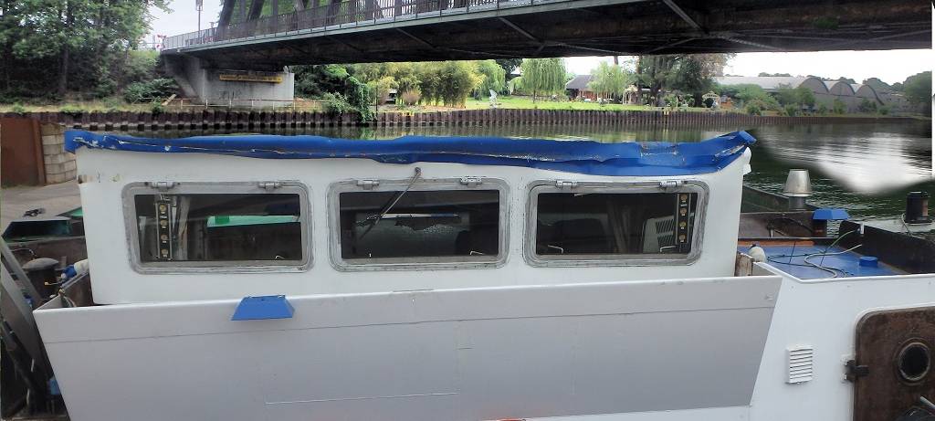 Schiff fährt in Altenrheine gegen Brücke