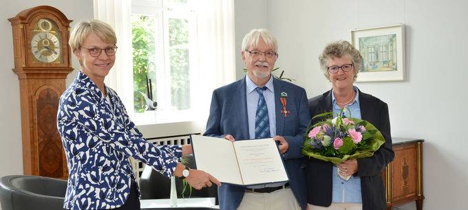 Hugo Gödde mit Frau Barbara Helberg-Gödde bei der Verleihung durch Regierungspräsidentin Feller