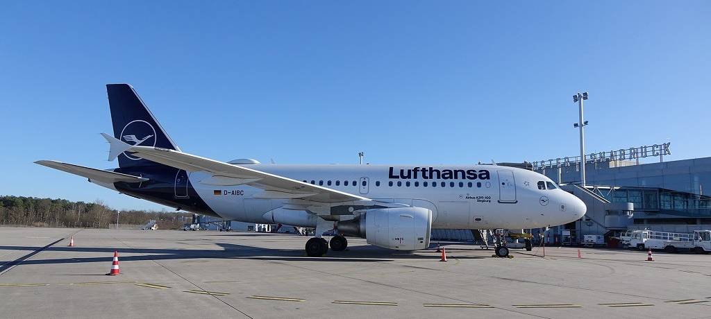 Ein Flieger der Lufthansa am Flughafen Münster/Osnabrück.