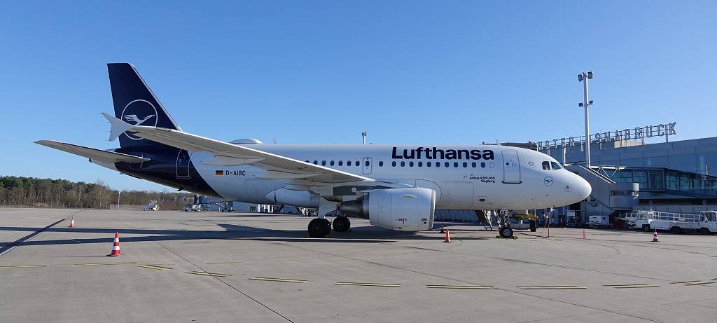 Ein Flieger der Lufthansa am Flughafen Münster/Osnabrück.