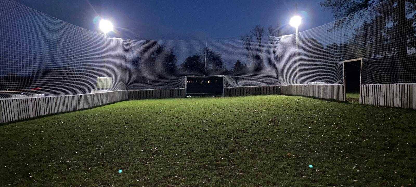 Vater Helmut aus Greven baut seinen Jungs ein Stadion