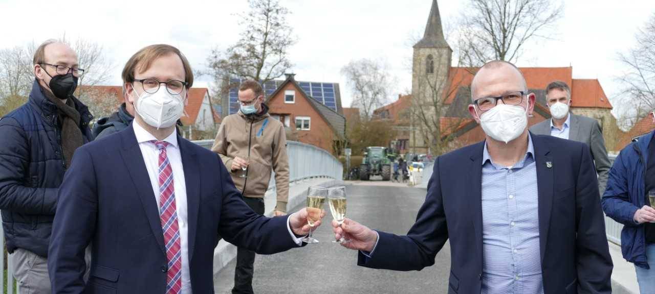 Verkehr rollt wieder über die Emsbrücke Hembergen