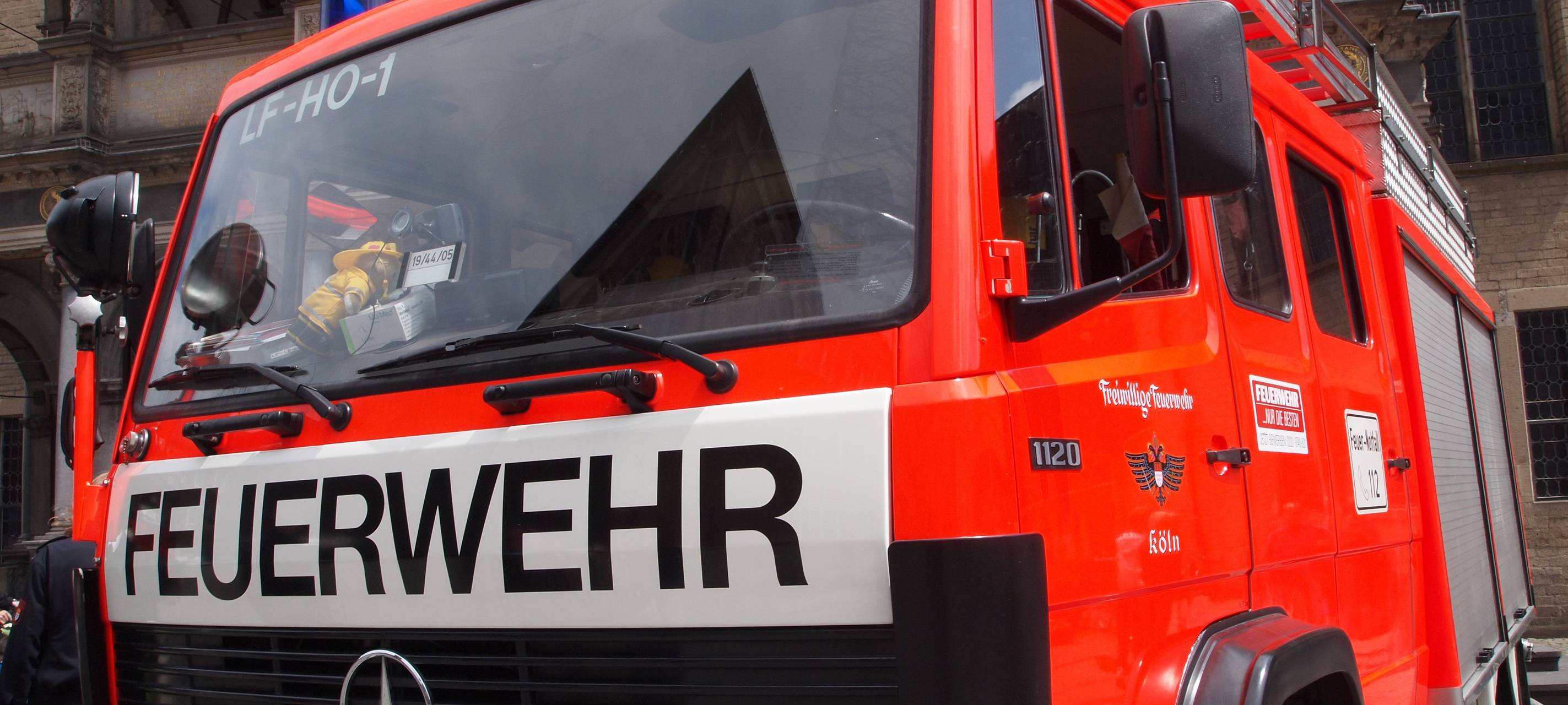 Feuerwehrmann hilft bei Geburt