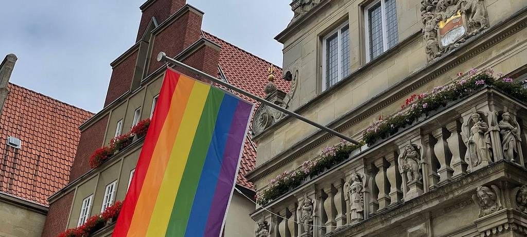Regenbogenfahnen zerstört