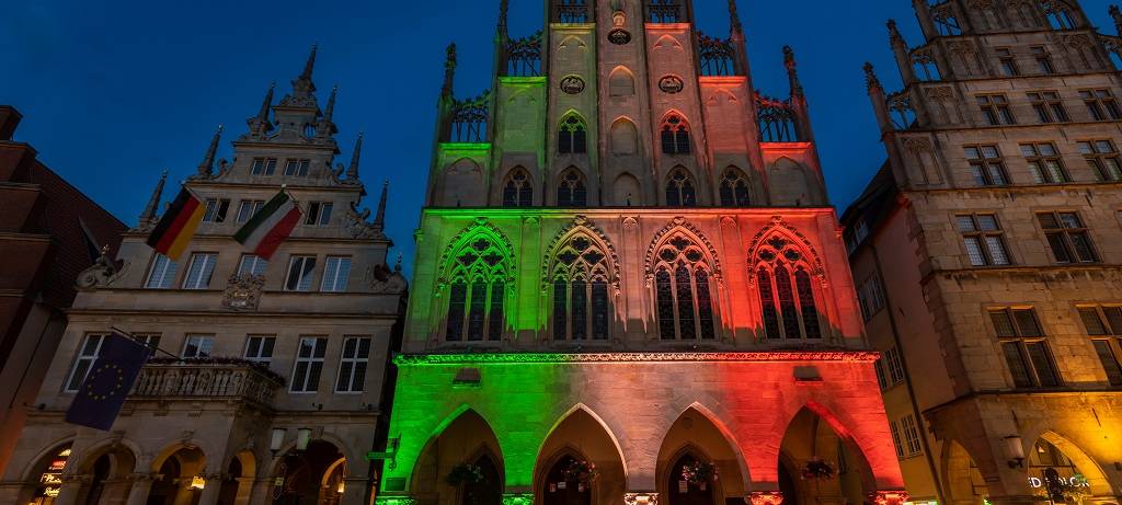 Gebäude in Landesfarben