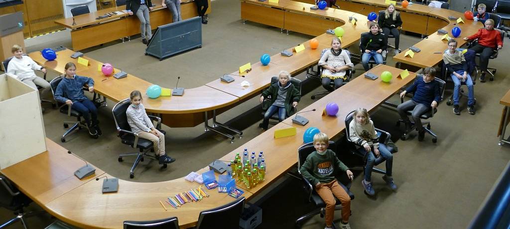 Kinder im Ratssaal