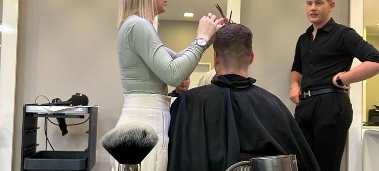 Till tut's und Tanja tut's: Friseur