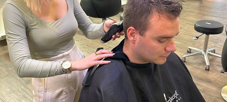 Till tut's und Tanja tut's: Friseur