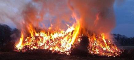 Osterfeuer und Corona