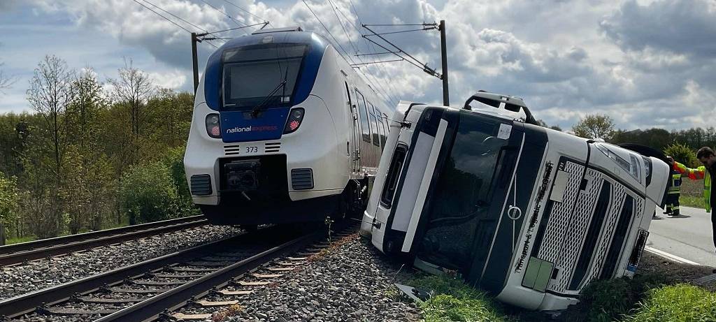 LKW-Unfall an Bahnstrecke