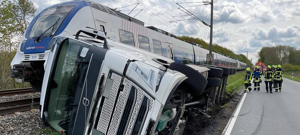 LKW-Unfall an Bahnstrecke