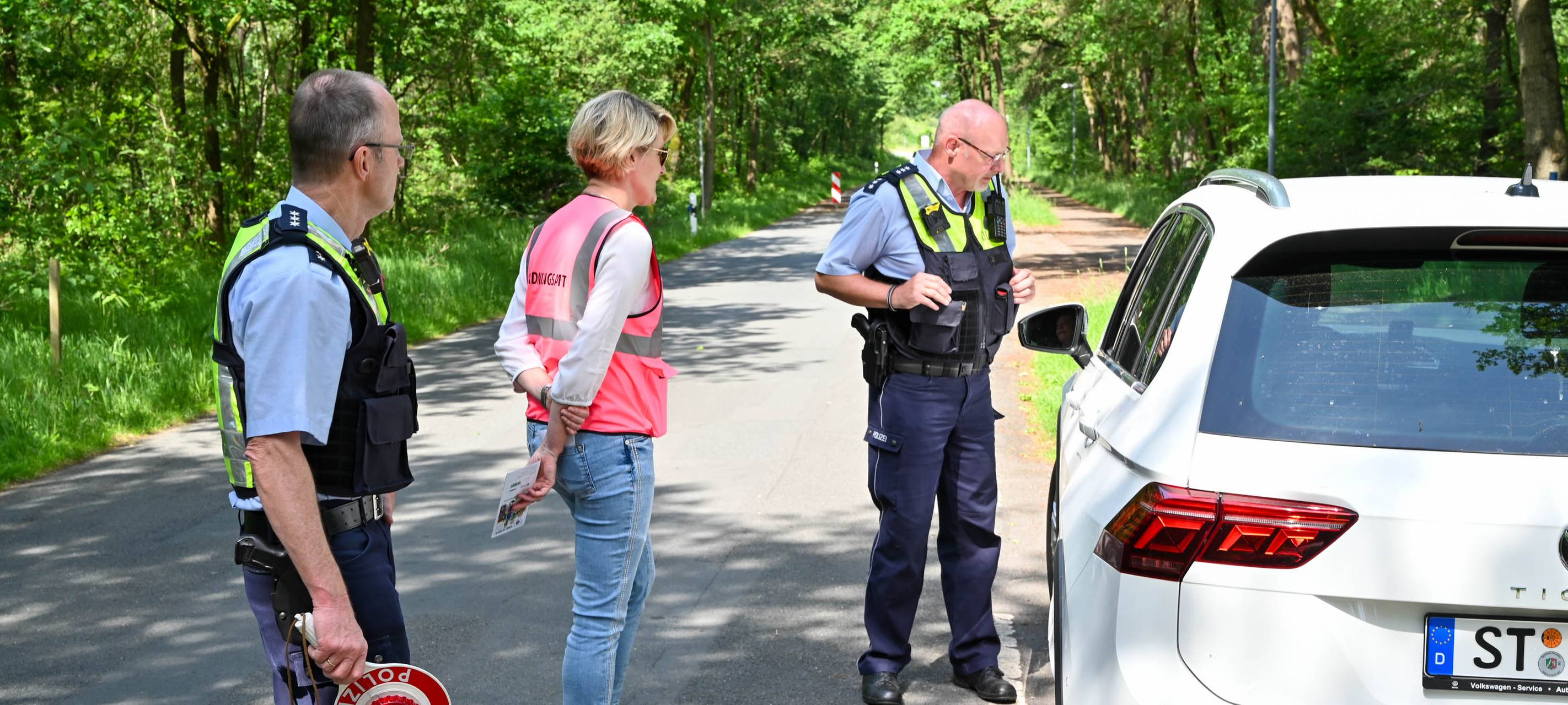 viele Autos fahren auf Fahrradstraße in Neuenkirchen