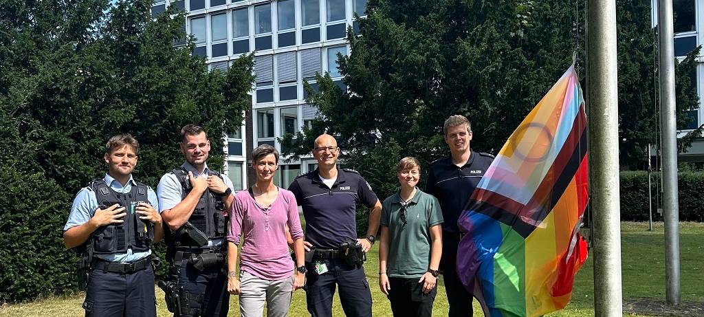 Polizei Münster hisst Regenbogenflagge