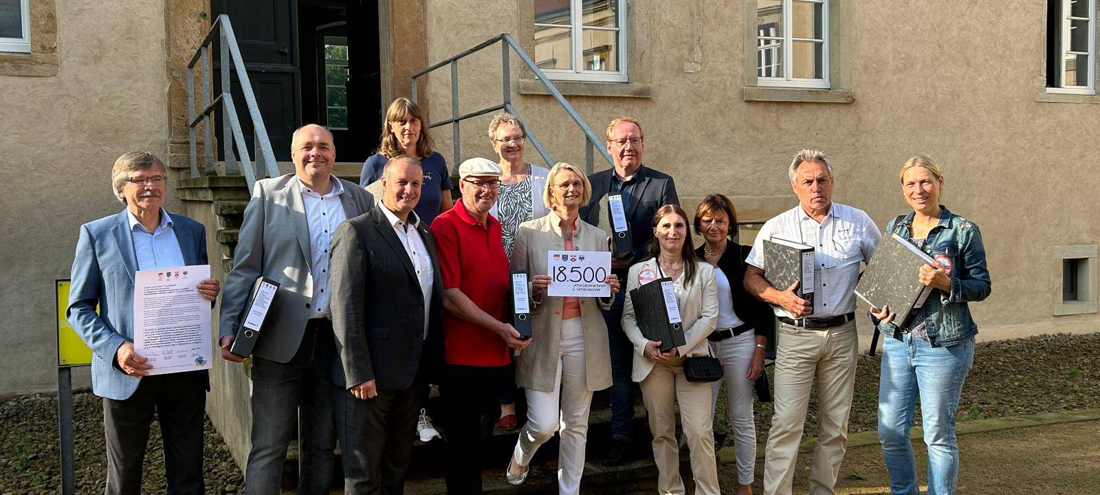 Bürgermeister übergeben Petition gegen Überlandleitung