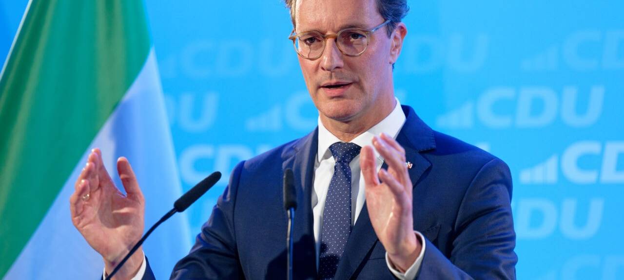 Hendrik Wüst, Ministerpräsident von Nordrhein-Westfalen, gibt nach einer Sitzung des CDU-Landesvorstands ein Pressestatement.