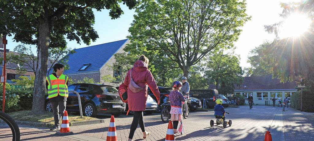 Hütchen gegen Elterntaxis