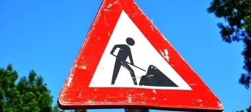 Baustellenschild vor blauem Himmel