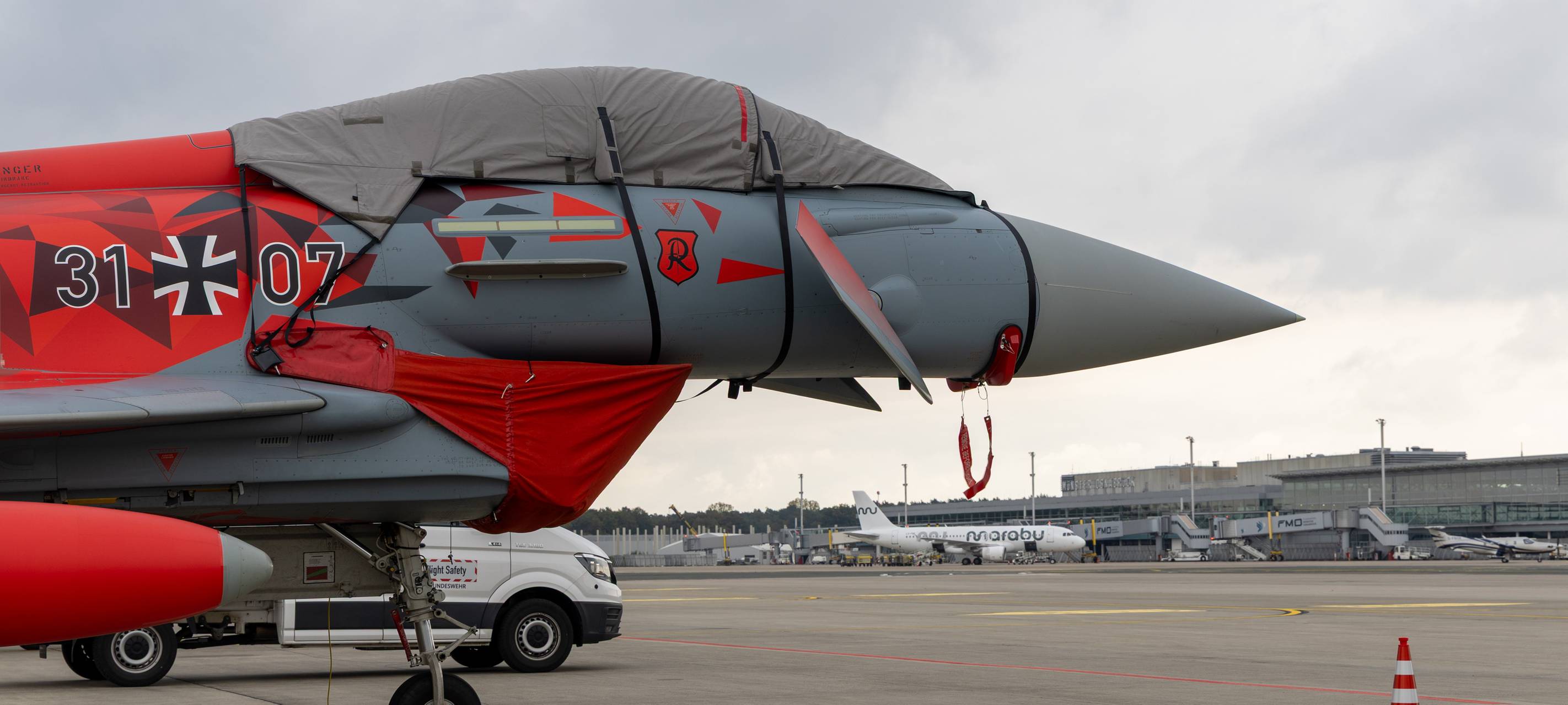 Ein Eurofighter der Bundeswehr auf dem Rollfeld eines Flughafens.