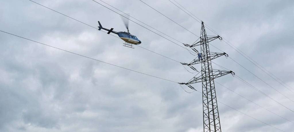 Hubschrauber kontrolliert Stromleitungen
