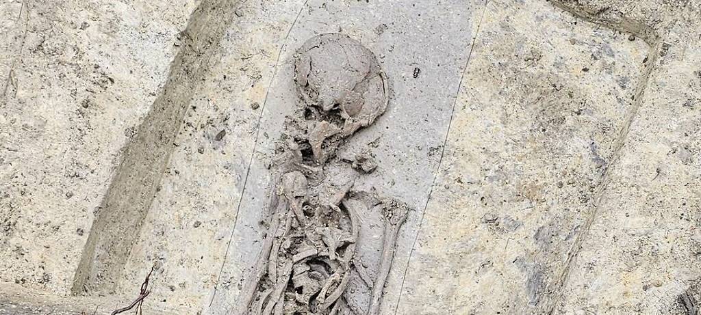 Liegendes Skelett in Ausgrabungsstelle aus der Luft aufgenommen