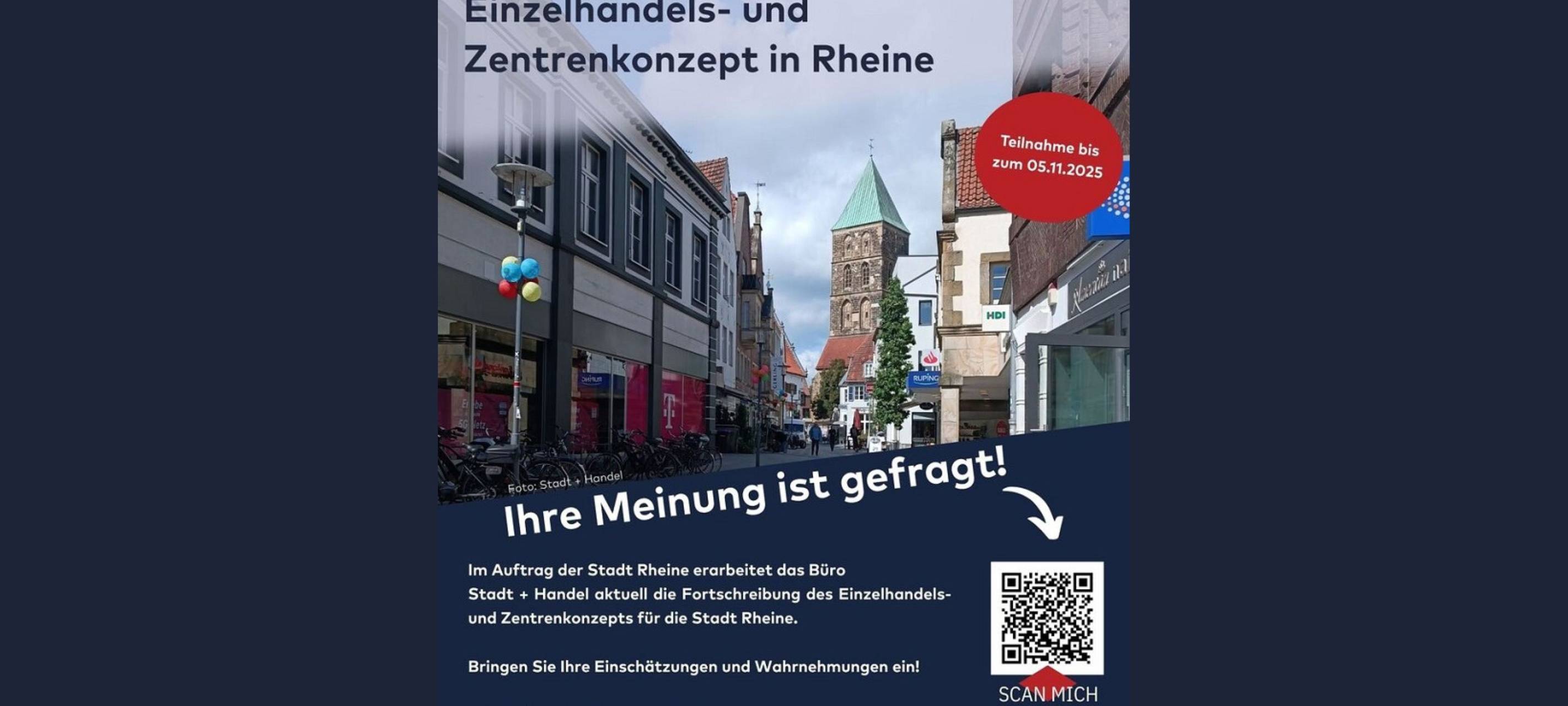Ein Flyer mit einer Aufnahme der Fußgängerzone in Rheine. auf der Bauchbinde: "Ihre Meinung ist gefragt!" und ein QR-Code als Zugang zur Online-Befragung Einzelhandels- und Zentrenkonzept in Rheine