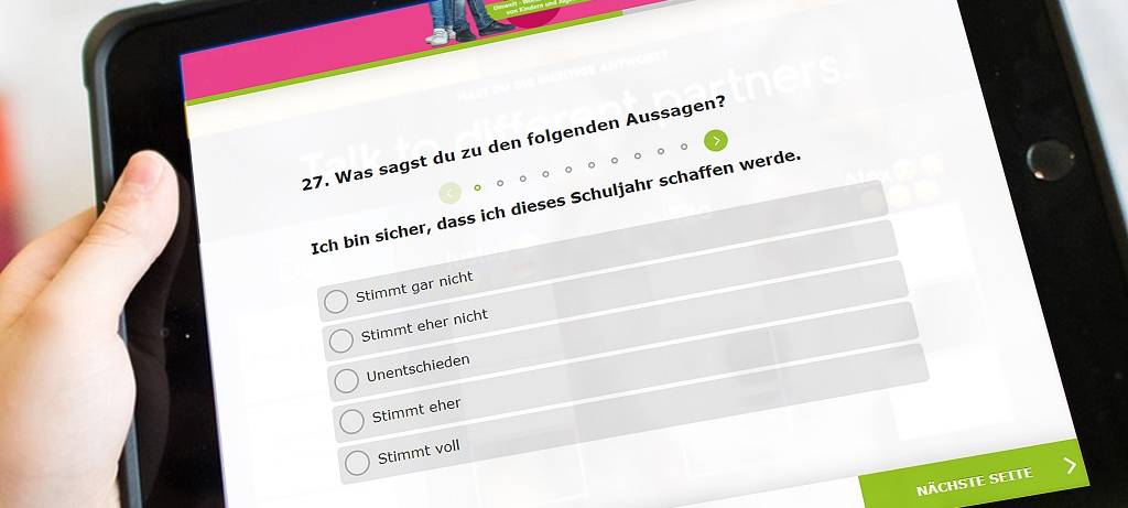 Ein Tablet - darauf Fragen einer Online-Umfrage mit verschiedenen Antwort-Optionen