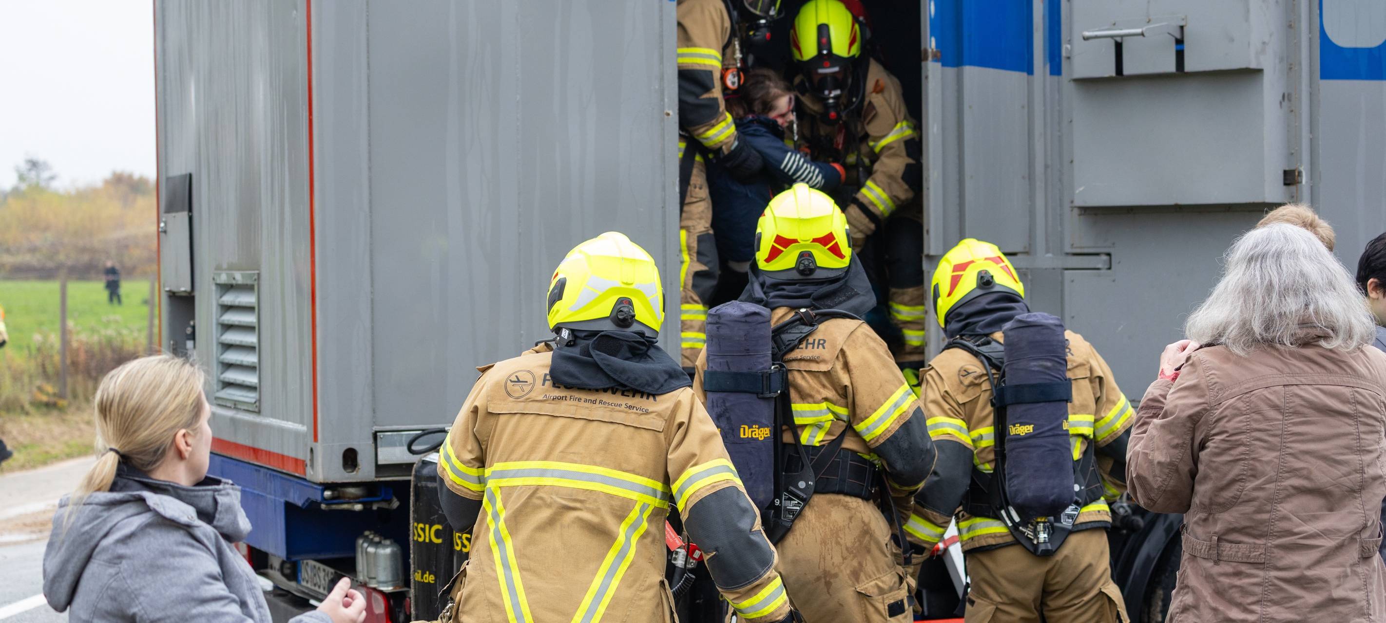 Feuerwehrleute tragen Verletzte bei einer Notfallübung.