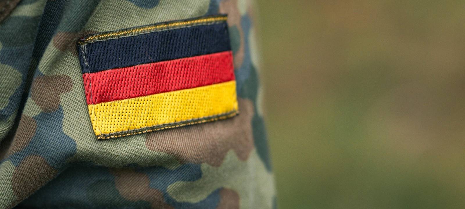 Eine Deutschlandflagge auf einer Bundeswehruniform.
