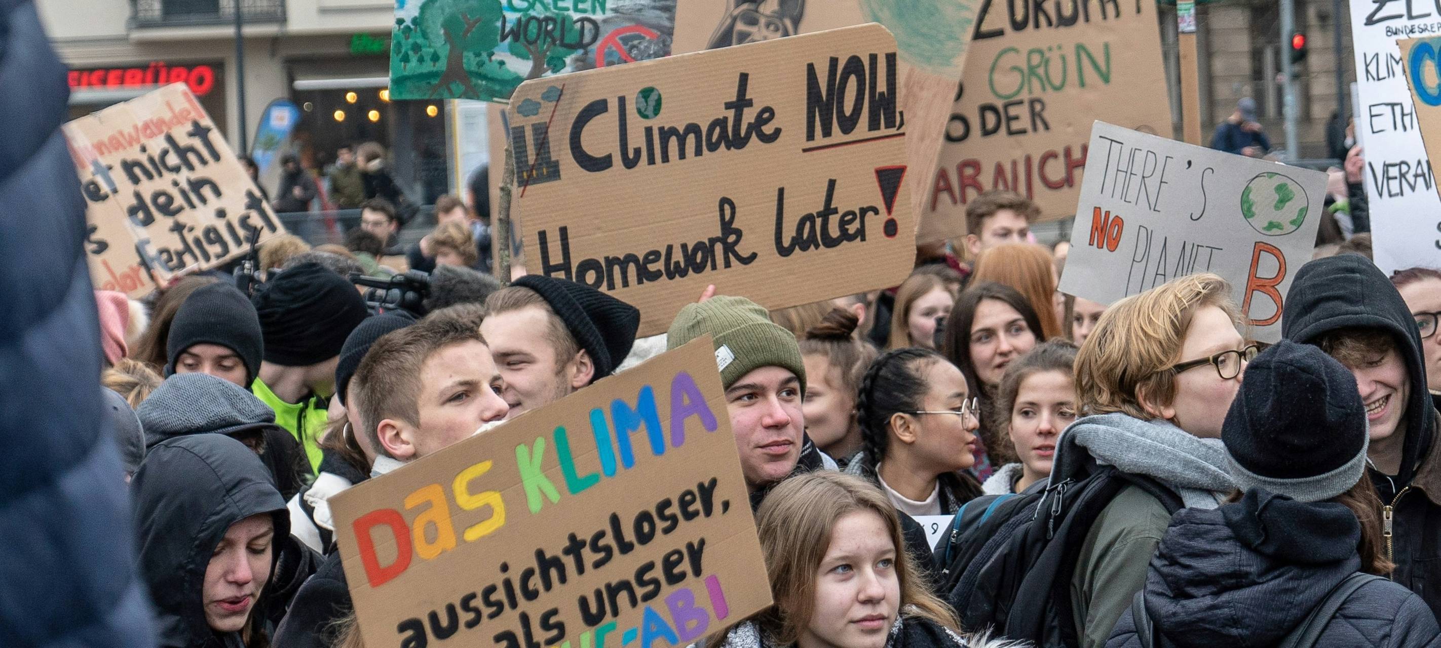 Junge Menschen demonstrieren bei einer Demonstration für mehr Klimaschutz