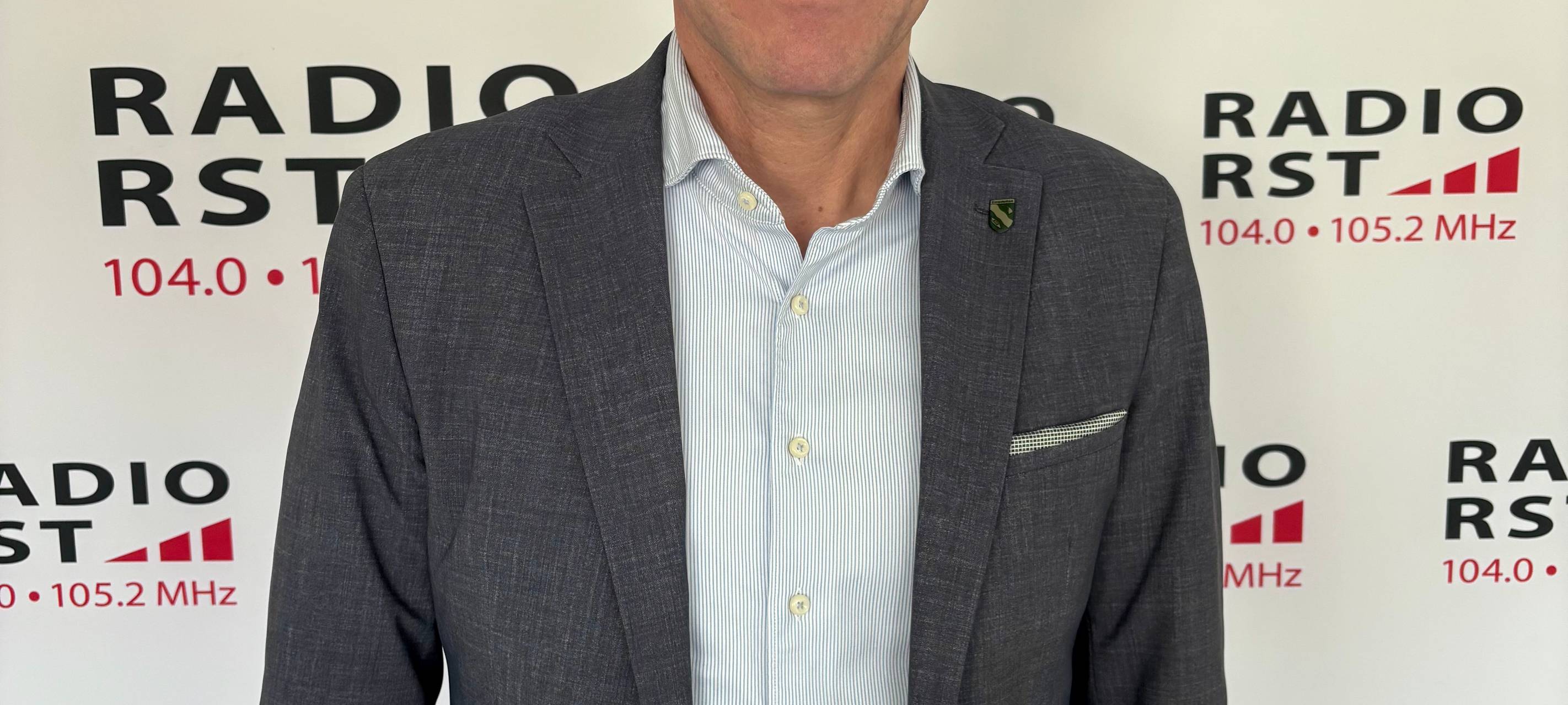 Ein Porträt von Oliver Kellner vor einer weißen Wand.