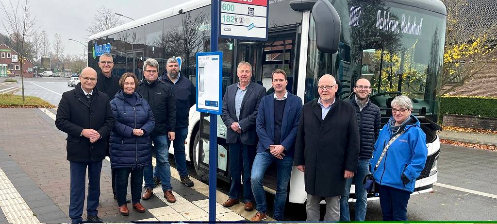 Offizielle am ZOB vor einem Fahrzeug der neuen Regiobuslinie R82
