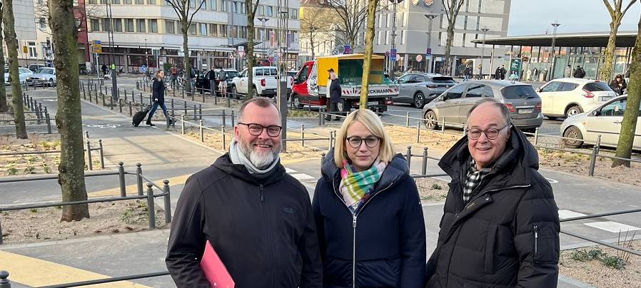 Drei Offizielle bei der Neueröffnung des modernisierten Bahnhofsvorplatzes. Im Hintergrund ein neu angelegter Radboulevard mit neuer Anpflanzung und der Bahnhof.
