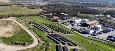 Luftbild einer Freiflächen-Photovoltaikanlage