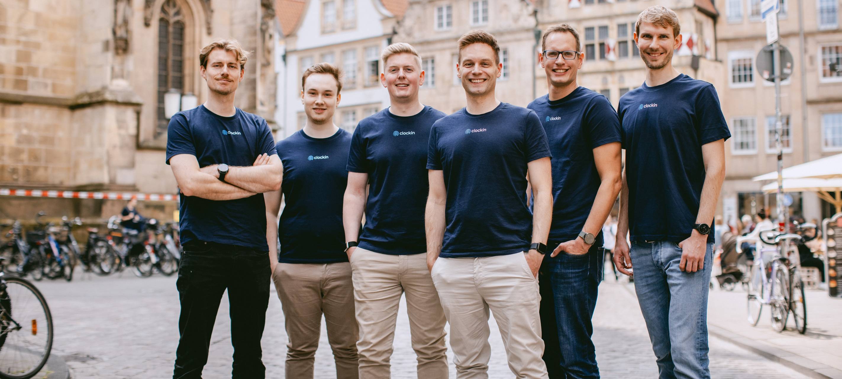 Das Führungsteam der clockin GmbH aus Münster steht in Münsters Innenstadt