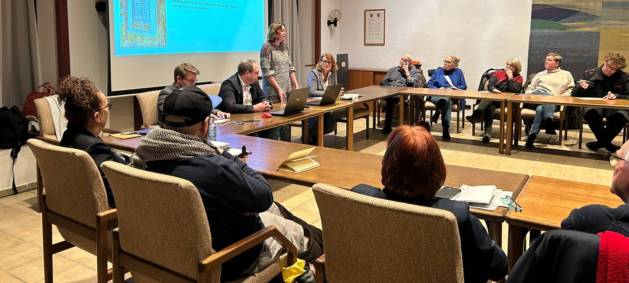 Vertretende der Vereine aus Westerkappeln sitzen an Tischen und sprechen im Rathaus über anstehende Veranstaltungen.