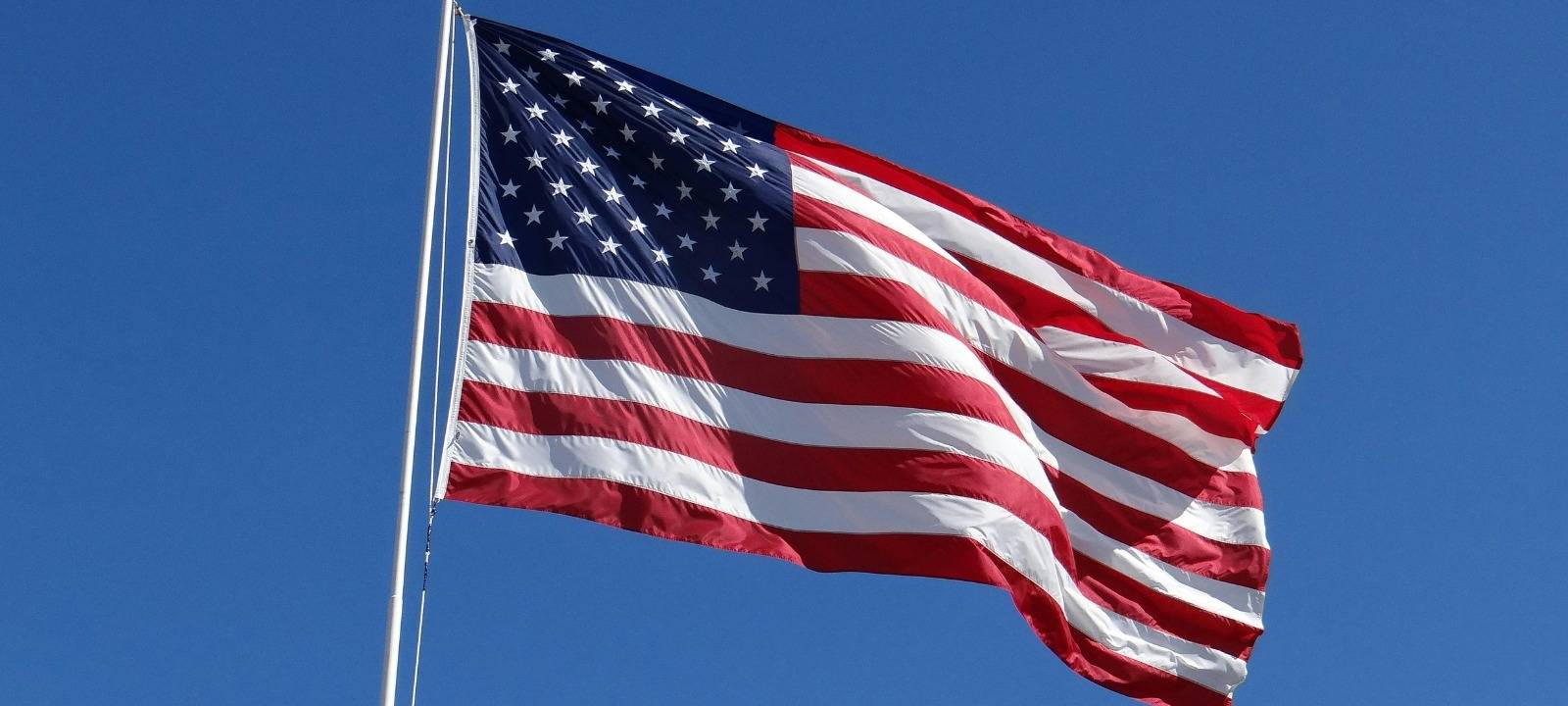 Eine US-Amerikanische Flagge weht im Wind.