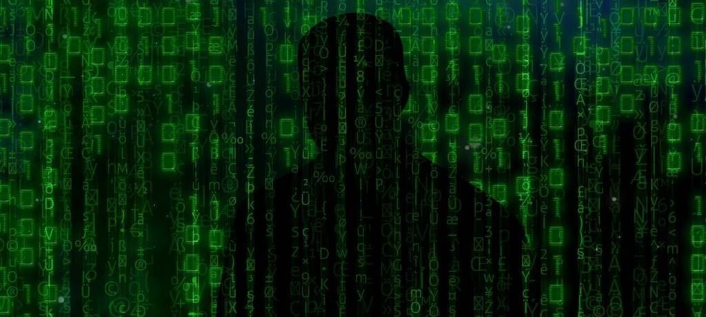 Ein schwarz-grüner Binärcode aus Nullen und Einsen, in dem eine schwarze Gestalt schemenhaft zu sehen ist.
