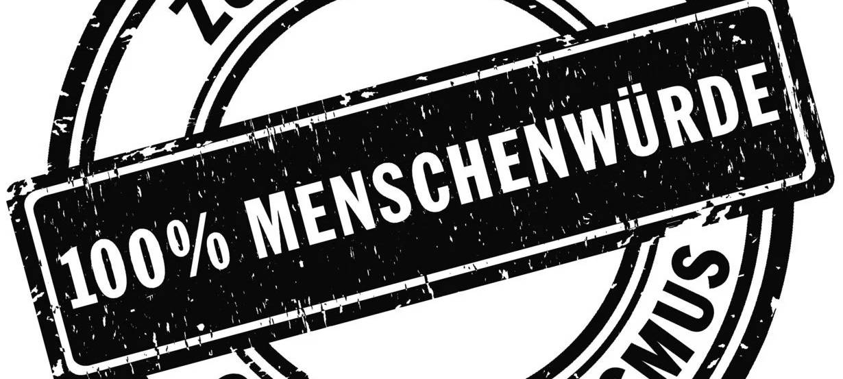 Logo der Internationalen Wochen gegen Rassismus in Osnabrück in der Optik eines Stempels. In der Mitte: "100% Menschenwürde". Am Rand fragmentarisch Buchstaben, aus denen sich über Redundanz der Slogan "Gemeinsam gegen Rassismus" erschließt.