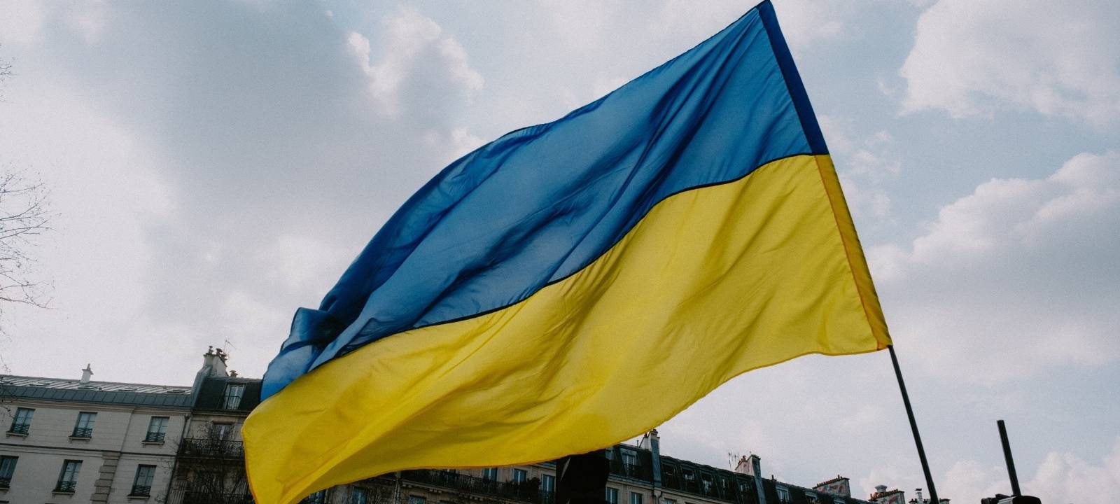 Eine Ukraine-Flagge weht im Wind.