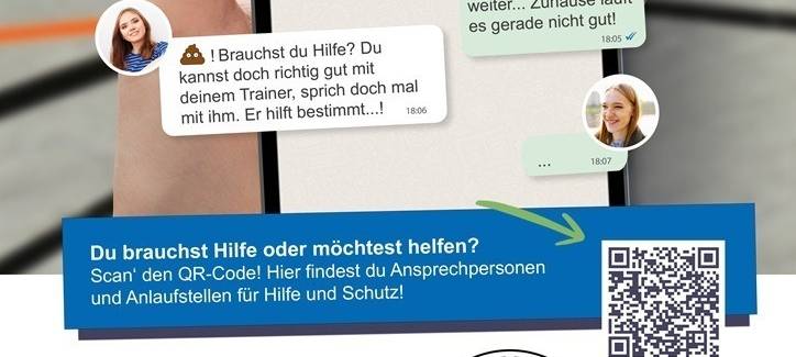 Ein Plakat mit einem Handy. Darauf ein Chat, in dem sich jemand besorgt über blaue Flecken eines Kindes einer Jugendlichen äußert - und Hilfe anbietet. Weiter unten ein QR-Code, der direkt zu schneller, konkreter Hilfe vor Ort führt.